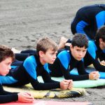 alumnos en campamento de surf en asturias