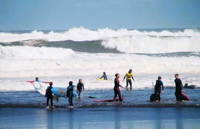 grupo de chicos en campamento de surf