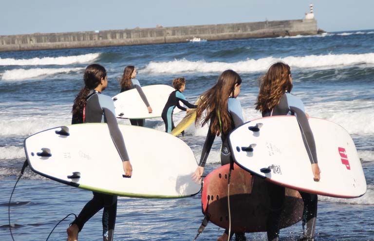 grupo de niñas practicando sur en la playa de los quebrantos en asturias